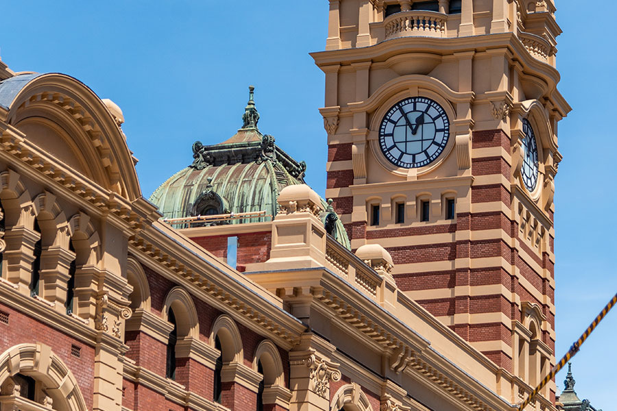 알록달록한 세련된 현대 건축물들과 200년 전 빅토리아 시대의 고대 건축물들이 아름답게...