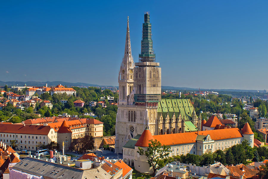 중세의 매력과 도시의 활기찬 분위기를 동시에 느낄 수 있는 크로아티아의 수도.