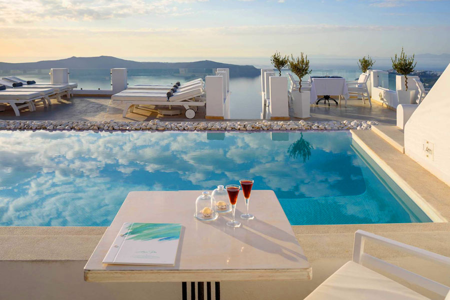 산토리니의 마법을 경험하다. 산토리니 해안 절벽의 가장 놓은 지역에 자리한 성스러운 장소